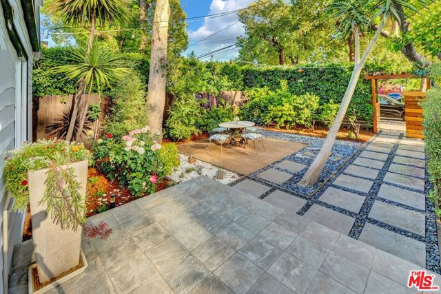 13439 ERWIN Street photo 7
