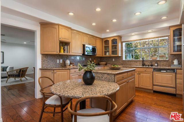17336 Marilla Street photo 9