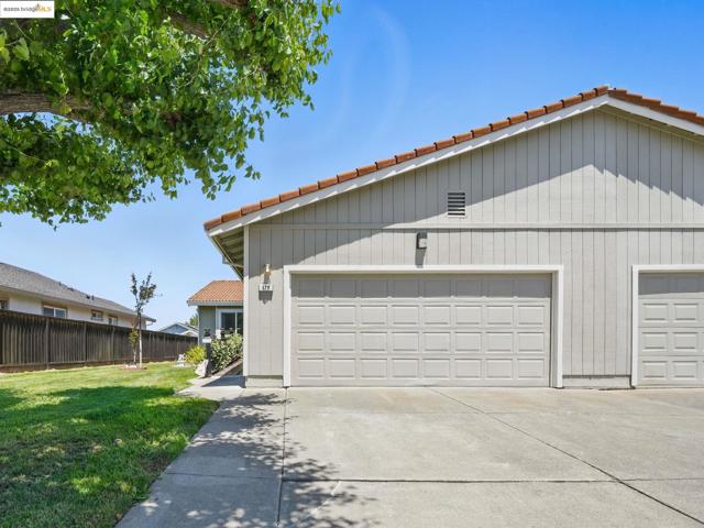 177 Bryce Way, Vacaville CA: https://media.crmls.org/mediaz/d20d484e-1731-466d-bc14-602dadccfc0f.jpg