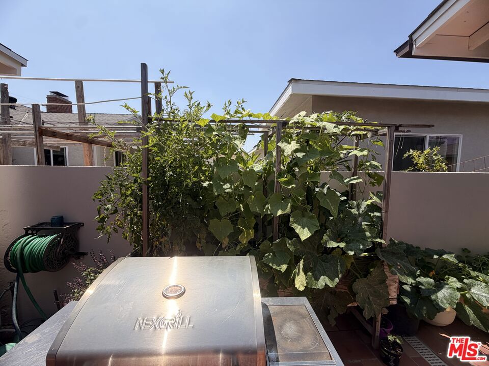 https://media.crmls.org/mediaz/d20f8f52-6d86-4938-99ca-9b7e37758109.jpg?preset=X-Large