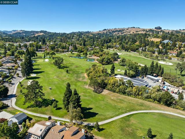 1725 Spyglass Ln, Moraga CA: https://media.crmls.org/mediaz/d21118f9-11f0-4519-a3aa-be8c25c8f92e.jpg