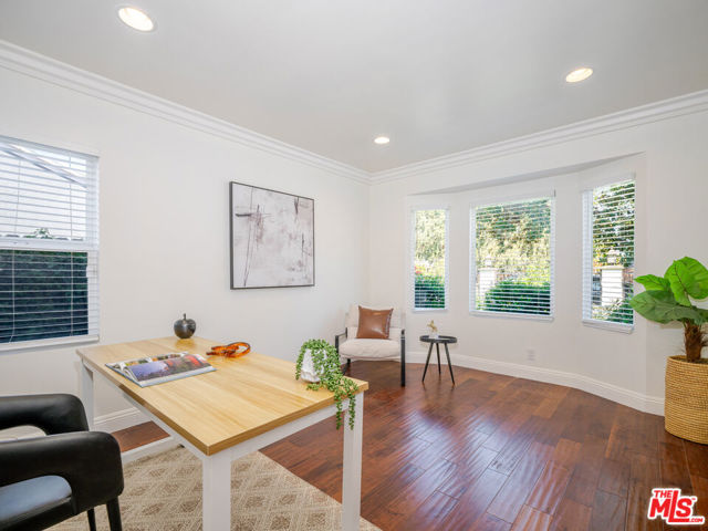 5417 Allott Avenue, Sherman Oaks CA: https://media.crmls.org/mediaz/d2112e69-4640-4603-a6bd-36ea58aeedd4.jpg
