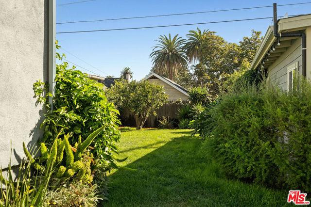 5748 7th Avenue, Los Angeles CA: https://media.crmls.org/mediaz/d2115d25-311e-44f7-be42-9cf2d5704b03.jpg