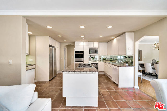 215 S Mccarty Drive, Beverly Hills CA: https://media.crmls.org/mediaz/d211a755-4c60-45ab-a3c9-4fc8039ed19d.jpg