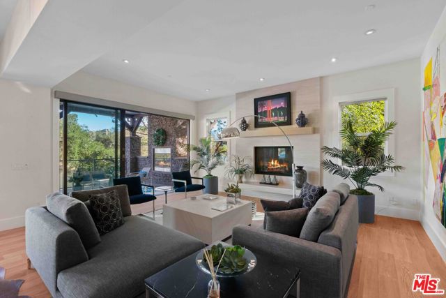 111 Lake Sherwood Drive, Lake Sherwood CA: https://media.crmls.org/mediaz/d2124a2b-901e-490a-aae3-11ecc896a890.jpg