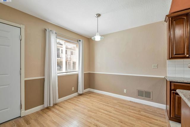 2141 Swan Ct, Union City CA: https://media.crmls.org/mediaz/d212f0e7-6faf-48ad-9609-7b0b0b4384d7.jpg
