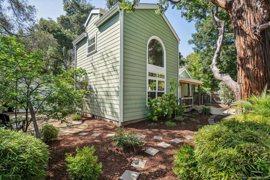 https://media.crmls.org/mediaz/d213c501-2b65-48f3-a928-1fa7a0dc81f9.jpg?preset=X-Large