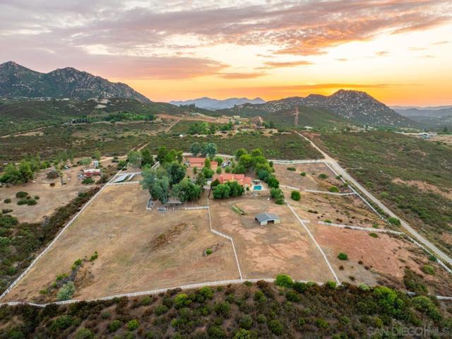 15091 Chemise Creek Rd, Ramona CA: https://media.crmls.org/mediaz/d214756d-4807-4e98-acc4-a4b0a84f53cb.jpg