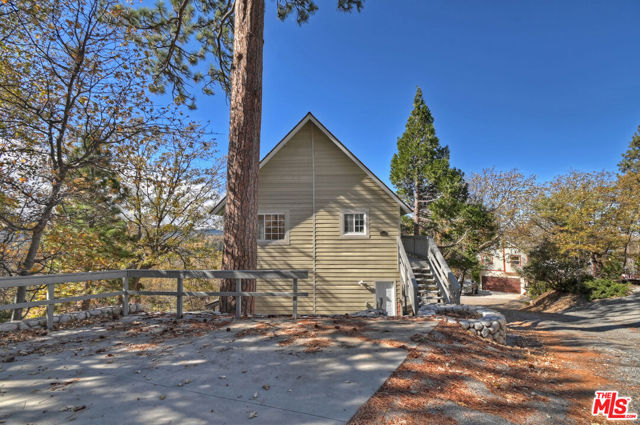 28665 Zion Drive, Lake Arrowhead CA: https://media.crmls.org/mediaz/d2147b33-d8bc-4737-b7d3-f4136291847c.jpg