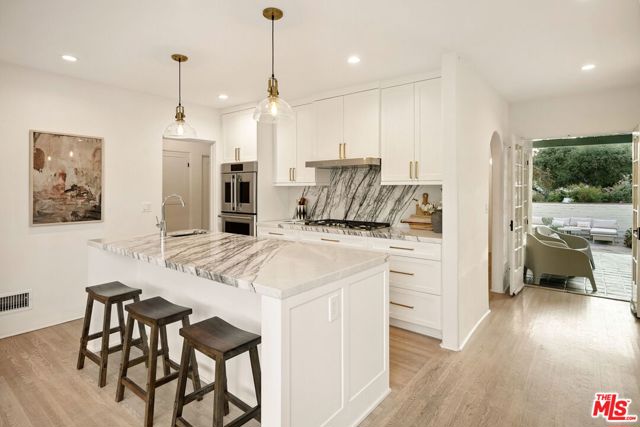 950 N Holliston Avenue, Pasadena CA: https://media.crmls.org/mediaz/d216e1e2-ae4a-45a1-861c-5621e6b23f3d.jpg