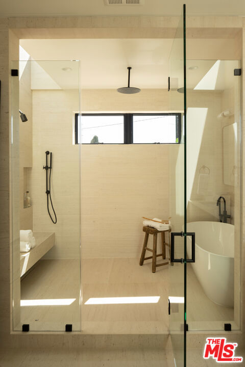2115 Walnut Avenue, Venice CA: https://media.crmls.org/mediaz/d2177497-10aa-4050-b47f-27463d43ef21.jpg