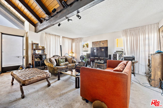 10396 Almayo Avenue, Los Angeles CA: https://media.crmls.org/mediaz/d21789ec-7a09-4af7-8d20-873c141aff56.jpg