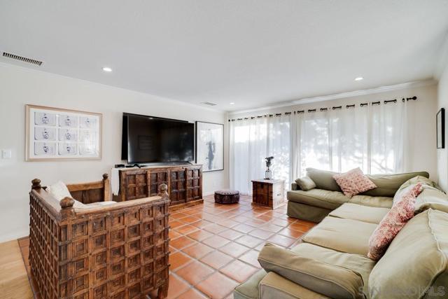 11 Country Glen Rd, Fallbrook CA: https://media.crmls.org/mediaz/d217a612-d75c-4852-947e-d52079d7f168.jpg