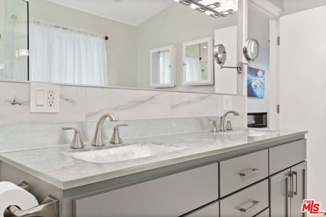 436 Levering Avenue, Los Angeles CA: https://media.crmls.org/mediaz/d217cb83-874c-4fef-99d5-4c98e5fc92ee.jpg