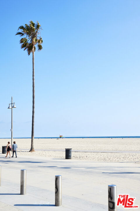 https://media.crmls.org/mediaz/d217d1b1-f984-413e-9251-e7f49a29d829.jpg?preset=X-Large