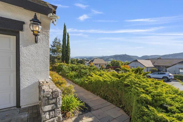 310 Via Vaquero Norte, San Juan Bautista CA: https://media.crmls.org/mediaz/d218191a-5d2b-4ea2-be11-8018e219ab37.jpg