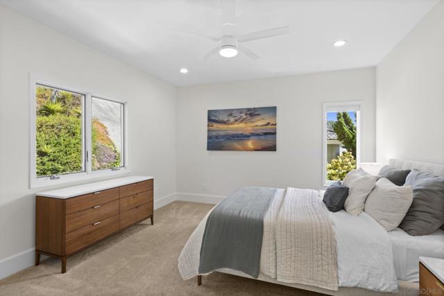 5787 Bellevue Ave, La Jolla CA: https://media.crmls.org/mediaz/d2185697-a979-4168-94f6-500da749a398.jpg