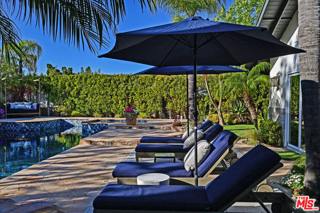 18141 Green Meadow Drive, Encino CA: https://media.crmls.org/mediaz/d21ac301-c65b-4cff-a144-6059a12ebd78.jpg