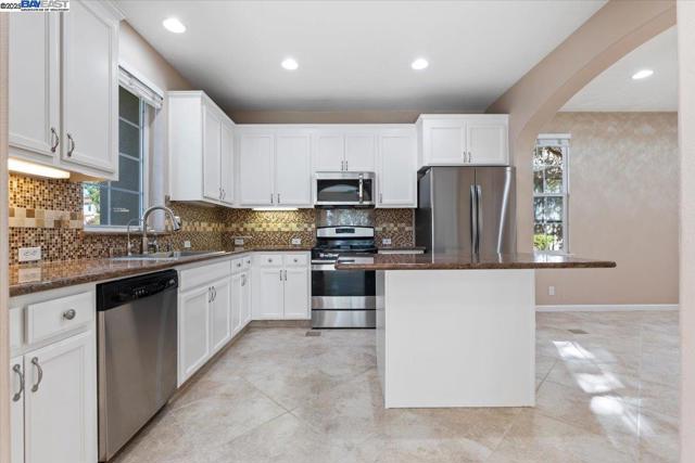 9752 Belladonna Dr, San Ramon CA: https://media.crmls.org/mediaz/d21b6e51-5559-4c04-bcd0-947500b0aa35.jpg
