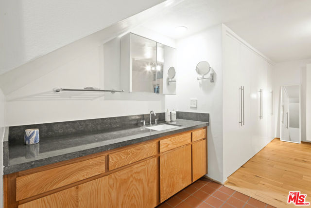 654 PIER Avenue, A photo 8