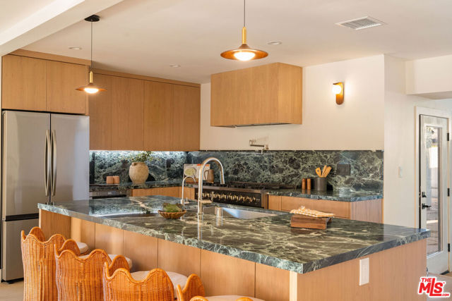 3820 S Burnside Avenue, Los Angeles CA: https://media.crmls.org/mediaz/d21cc2c0-d2e7-43be-afb9-8884aa95ef6a.jpg