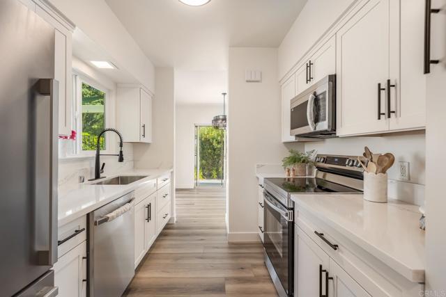 7019 Estrella De Mar Road, Carlsbad CA: https://media.crmls.org/mediaz/d21cfeb4-a3a4-4fe9-ae1d-0bb7fbf56dfb.jpg