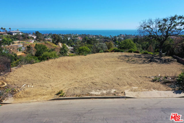 1243 Las Lomas Avenue, Pacific Palisades CA: https://media.crmls.org/mediaz/d21d344b-e61b-4ac1-bd8d-597bf950d025.jpg