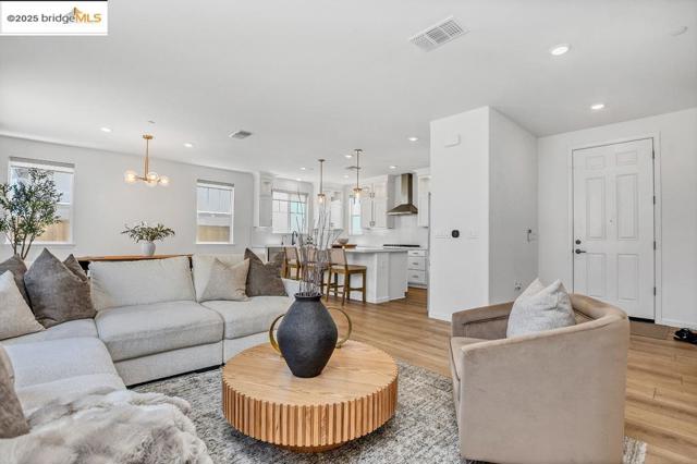 3007 Architect Ct, Vacaville CA: https://media.crmls.org/mediaz/d21d5ced-102f-4300-837c-4cde379d6e31.jpg