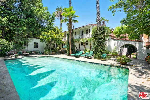 602 N Crescent Drive, Beverly Hills CA: https://media.crmls.org/mediaz/d21e2d05-ec26-402a-9494-d7e4cd316557.jpg