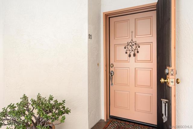 7560 Eads Ave, La Jolla CA: https://media.crmls.org/mediaz/d21e80a2-7d02-42ed-a659-503a8b9ce8b0.jpg