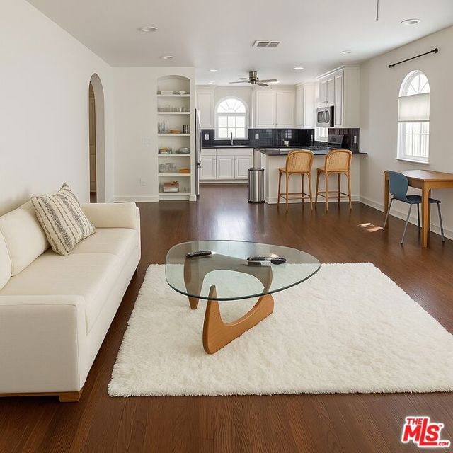 928 N Genesee Avenue, West Hollywood CA: https://media.crmls.org/mediaz/d21ea41b-3396-4e65-afd6-45369f6070d9.jpg