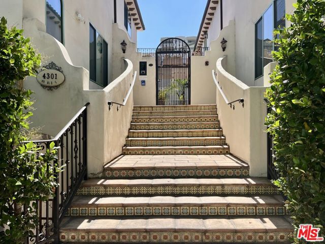 4301 Los Feliz Boulevard, Los Angeles CA: https://media.crmls.org/mediaz/d21ea528-17b4-4957-9418-493e6d98aaff.jpg