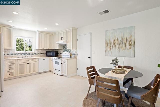 2283 Greenwich Rd, San Pablo CA: https://media.crmls.org/mediaz/d21faf30-2526-44f6-802a-52bd68e1f9fb.jpg