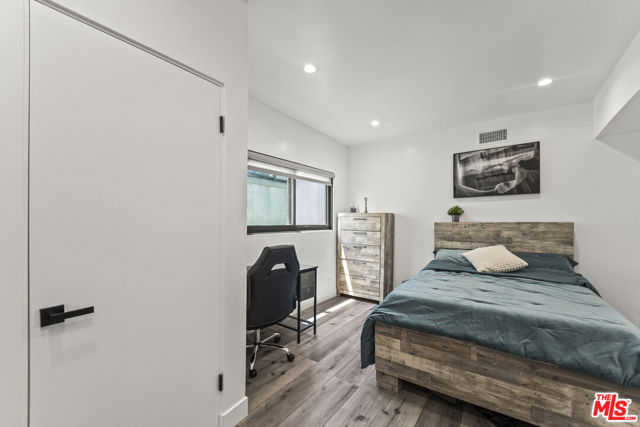 8960 Crescent Drive, Los Angeles CA: https://media.crmls.org/mediaz/d221d08f-c900-4cff-a14a-c2173bc5bdcf.jpg
