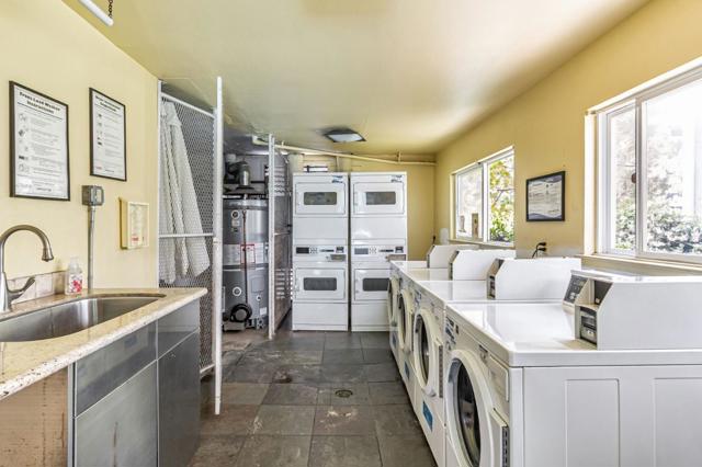 181 Del Medio Avenue, Mountain View CA: https://media.crmls.org/mediaz/d221ff7e-5991-41af-8319-9a59a90f0289.jpg