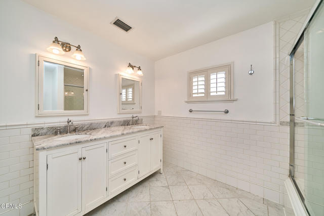 4916 Rupert Lane, La Canada Flintridge CA: https://media.crmls.org/mediaz/d2220538-1a19-4052-bcf9-a004d32acc8b.jpg