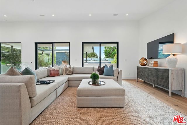 913 913 1/2 N Beverly Glen Boulevard, Bel Air CA: https://media.crmls.org/mediaz/d222bcc5-00cc-49dc-a16a-2ad3f9bc5906.jpg