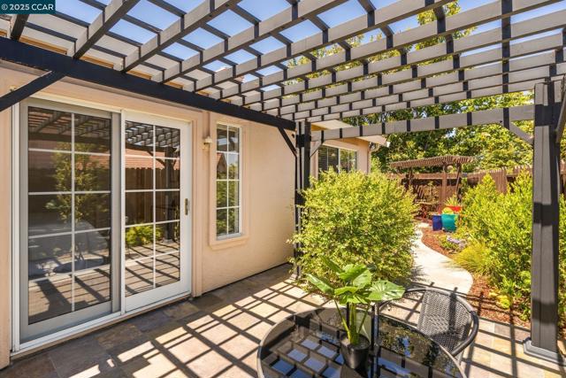 302 Columbia Cir, Benicia CA: https://media.crmls.org/mediaz/d225a170-4a83-4e62-80ba-f779d028836b.jpg