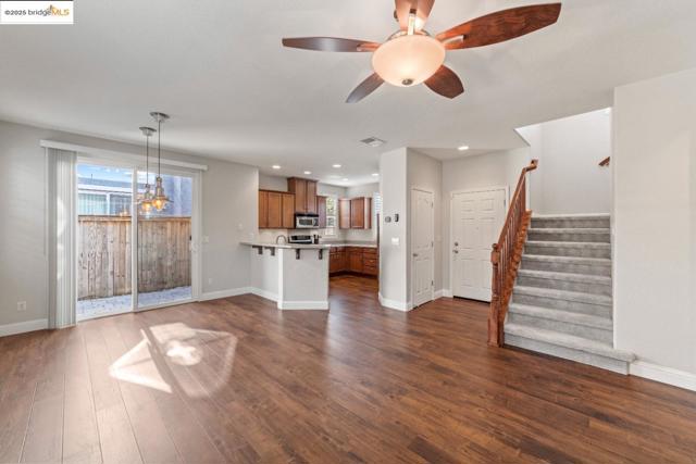 8725 Cortina Cir, Roseville CA: https://media.crmls.org/mediaz/d2271f5c-edd0-41f1-8d69-2dc0dda0f513.jpg