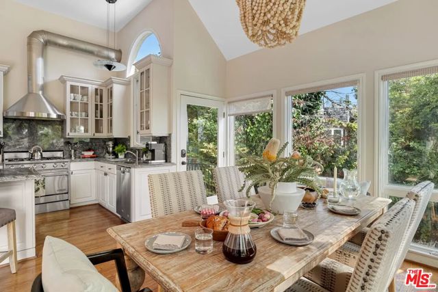 3625 Serra Road, Malibu CA: https://media.crmls.org/mediaz/d2273027-80fd-460b-b949-73fb01143789.jpg