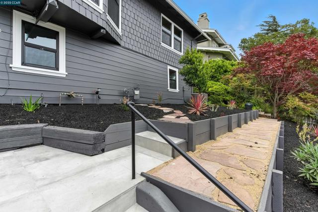 5020 Golden Gate Ave, Oakland CA: https://media.crmls.org/mediaz/d2280952-1c8b-4341-b1eb-b6cc8bafa76f.jpg