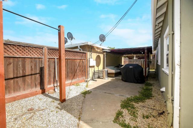 21926 Victory Dr, Hayward CA: https://media.crmls.org/mediaz/d228a50f-8bd6-4eb8-99f2-304d4891bdbf.jpg