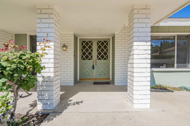 2085 Rayshire Street, Thousand Oaks CA: https://media.crmls.org/mediaz/d229e71a-1b95-4439-9636-15332711f240.jpg
