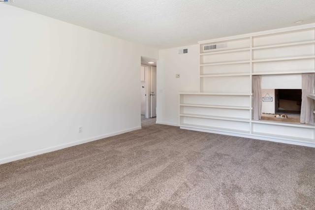 5644 ALHAMBRA HILLS CT, Martinez CA: https://media.crmls.org/mediaz/d22ab938-5b95-40ee-8edb-af16d0f3be64.jpg
