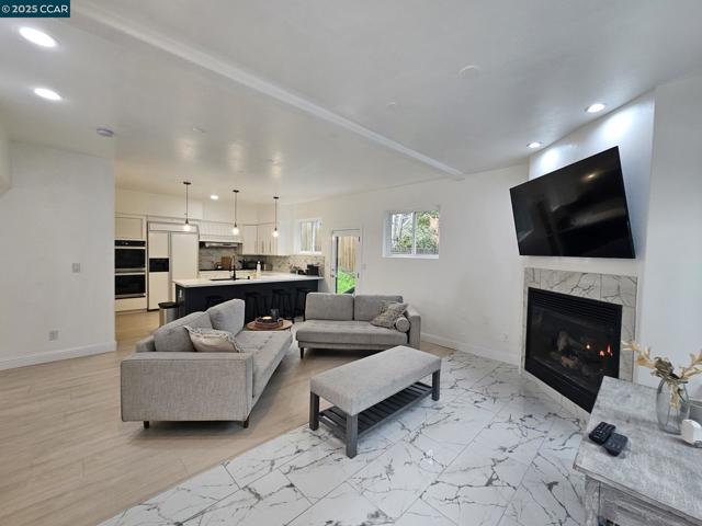 2785 Butters Dr, Oakland CA: https://media.crmls.org/mediaz/d22b6e67-26b8-4384-b3dd-8efb6c02d83d.jpg