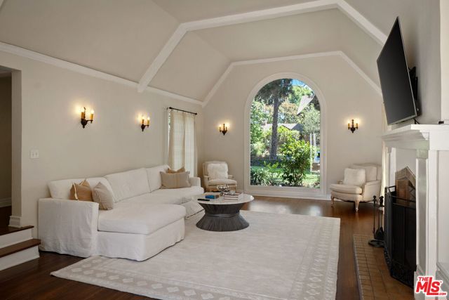 504 24Th Street, Santa Monica CA: https://media.crmls.org/mediaz/d22ce093-f50c-4b33-9576-573de4745575.jpg