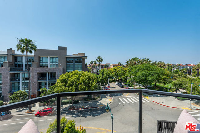 13044 Pacific, Playa Vista CA: https://media.crmls.org/mediaz/d22dbecd-7675-4fa9-afc3-4ef90fc0b326.jpg