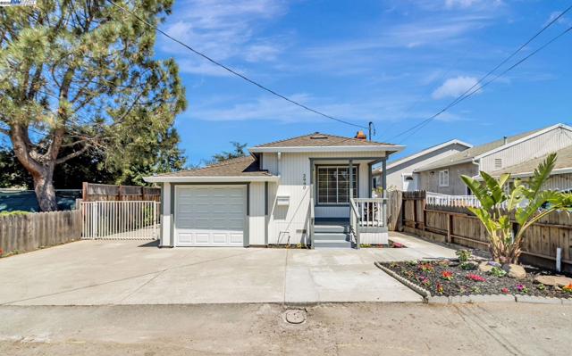 2940 Somerset Ave, Castro Valley CA: https://media.crmls.org/mediaz/d22f1982-2ad2-42bf-8c7e-ff992b00fc5f.jpg