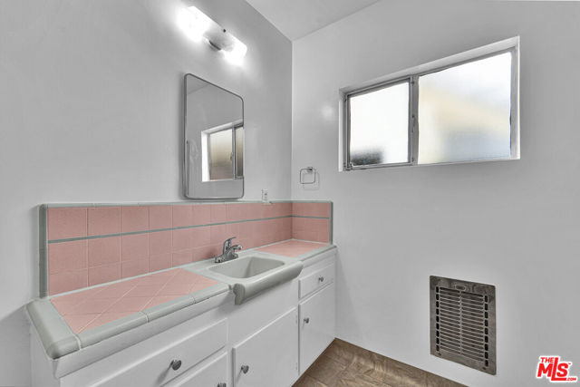 938 15th Street, Santa Monica CA: https://media.crmls.org/mediaz/d22f7322-8dca-4111-b1c4-0791a8440247.jpg