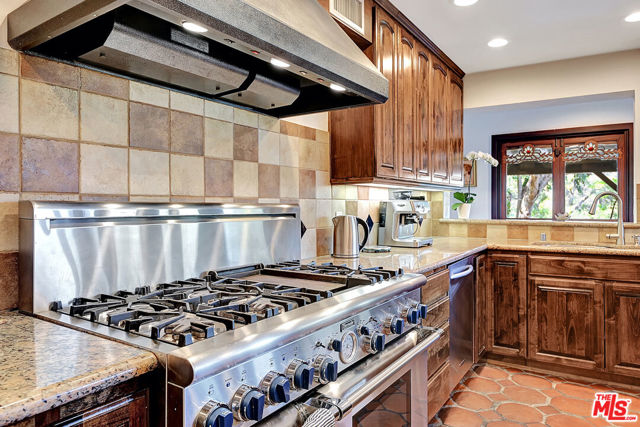 19805 Valley View Drive, Topanga CA: https://media.crmls.org/mediaz/d2302cdc-1a16-4654-8653-ed8708e602c3.jpg